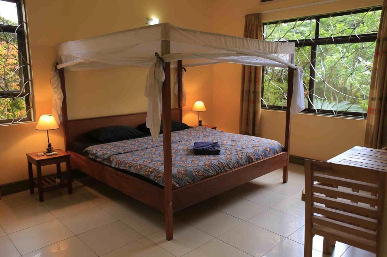 Bluemonkey Guesthouse Entebbe Bagian luar foto