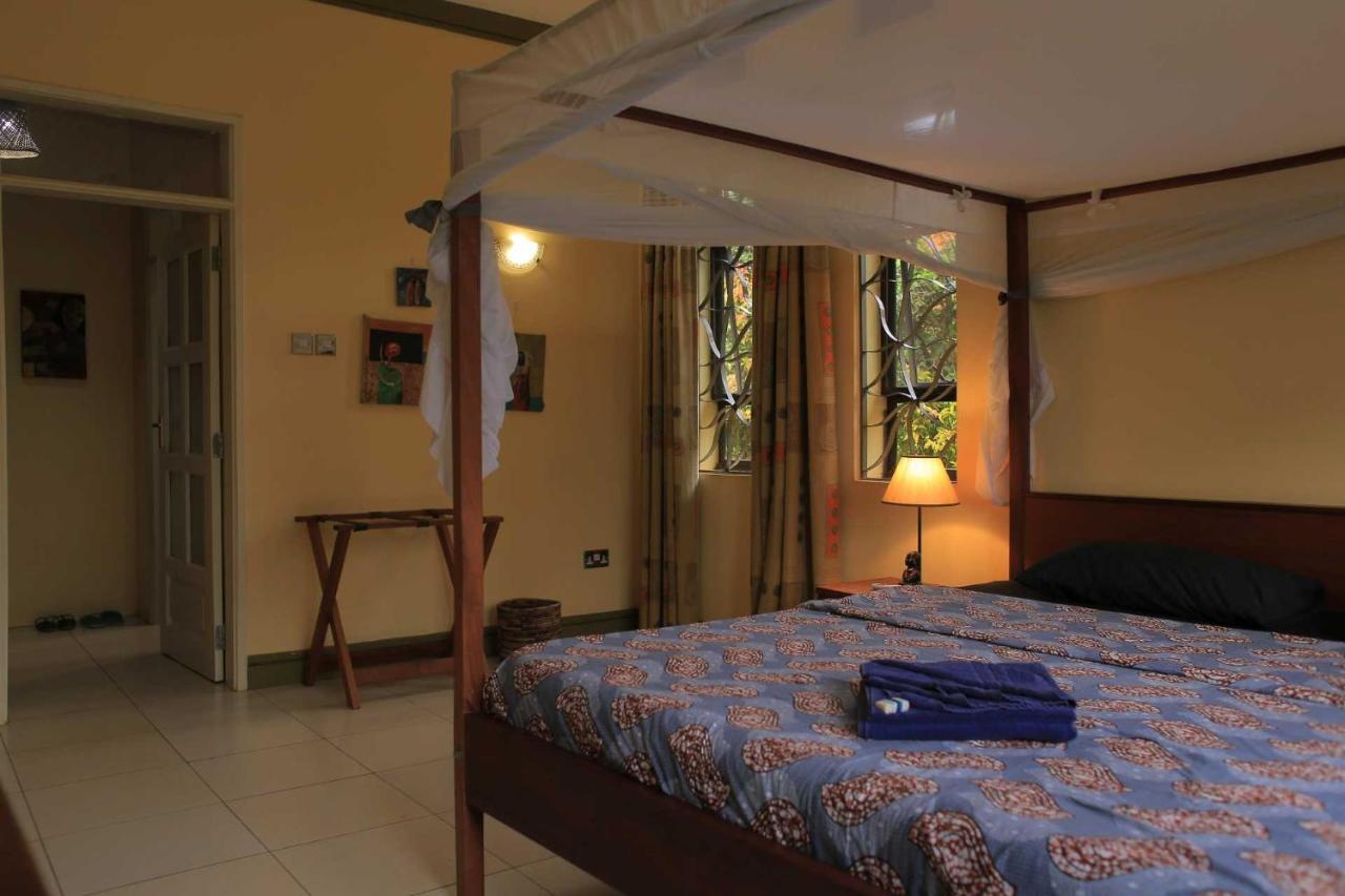 Bluemonkey Guesthouse Entebbe Bagian luar foto