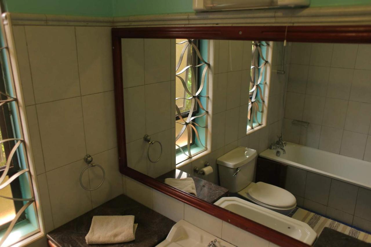 Bluemonkey Guesthouse Entebbe Bagian luar foto