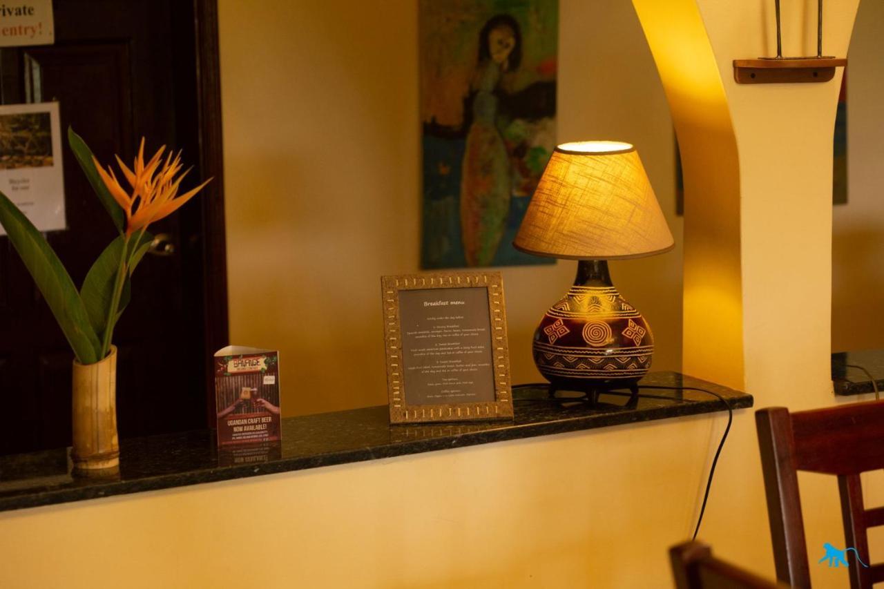 Bluemonkey Guesthouse Entebbe Bagian luar foto