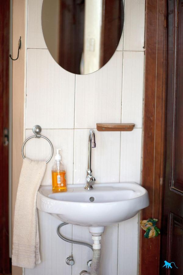 Bluemonkey Guesthouse Entebbe Bagian luar foto