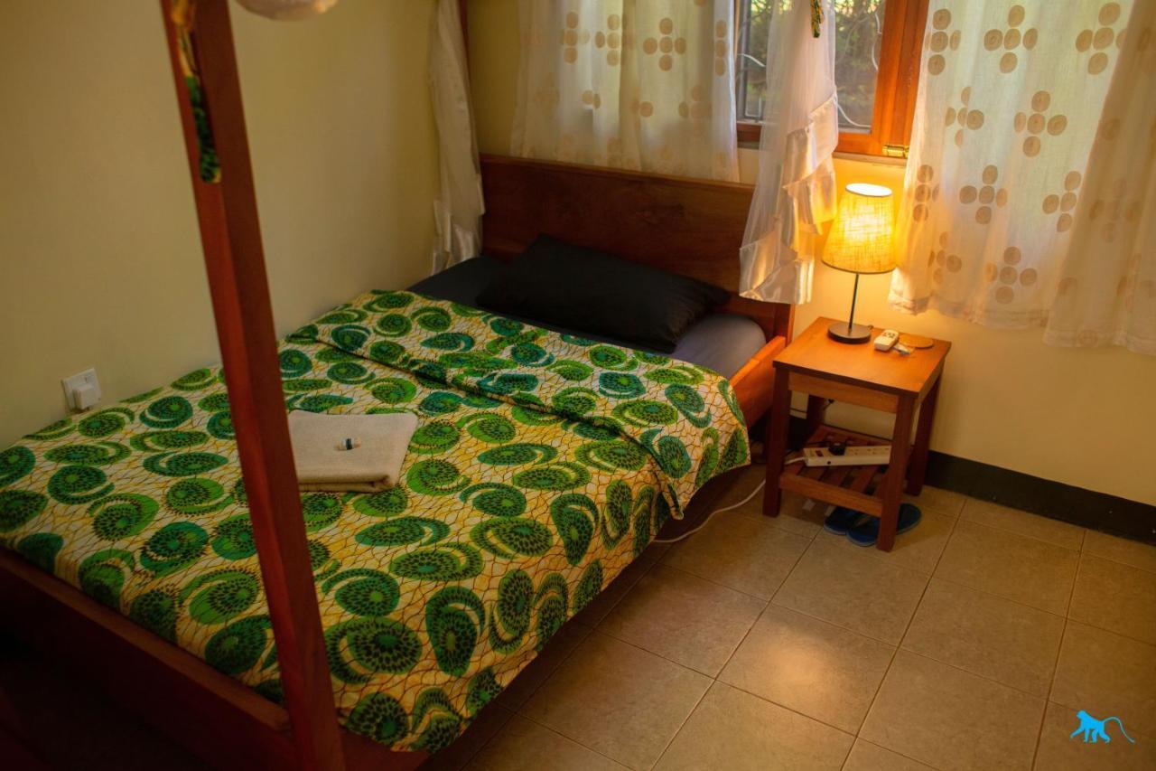 Bluemonkey Guesthouse Entebbe Bagian luar foto