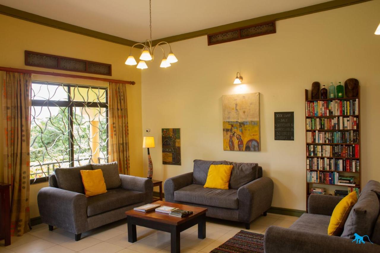 Bluemonkey Guesthouse Entebbe Bagian luar foto