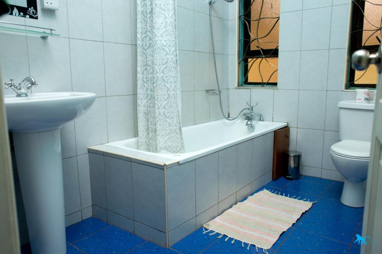 Bluemonkey Guesthouse Entebbe Bagian luar foto