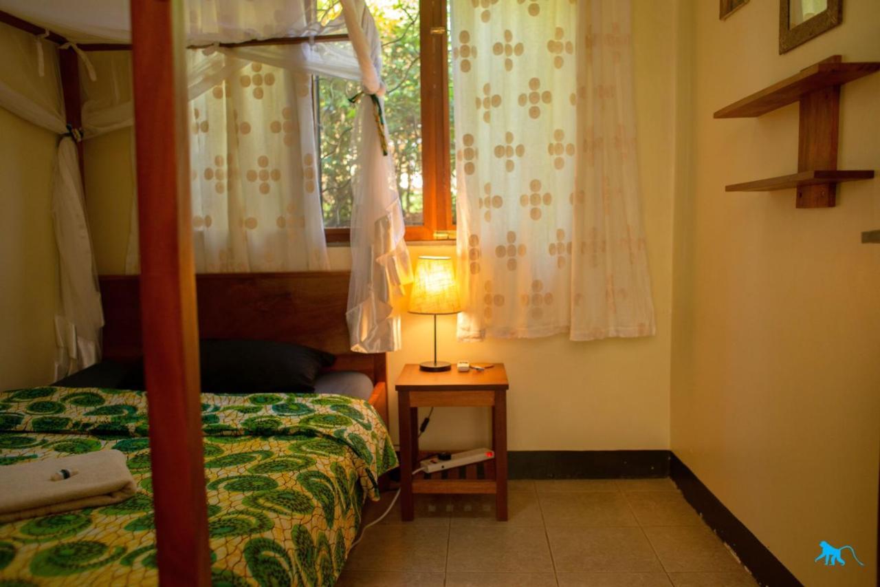Bluemonkey Guesthouse Entebbe Bagian luar foto