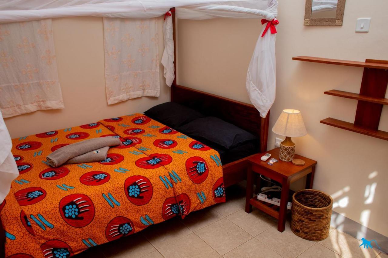 Bluemonkey Guesthouse Entebbe Bagian luar foto