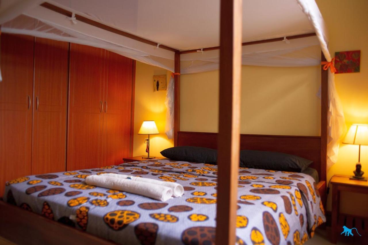 Bluemonkey Guesthouse Entebbe Bagian luar foto
