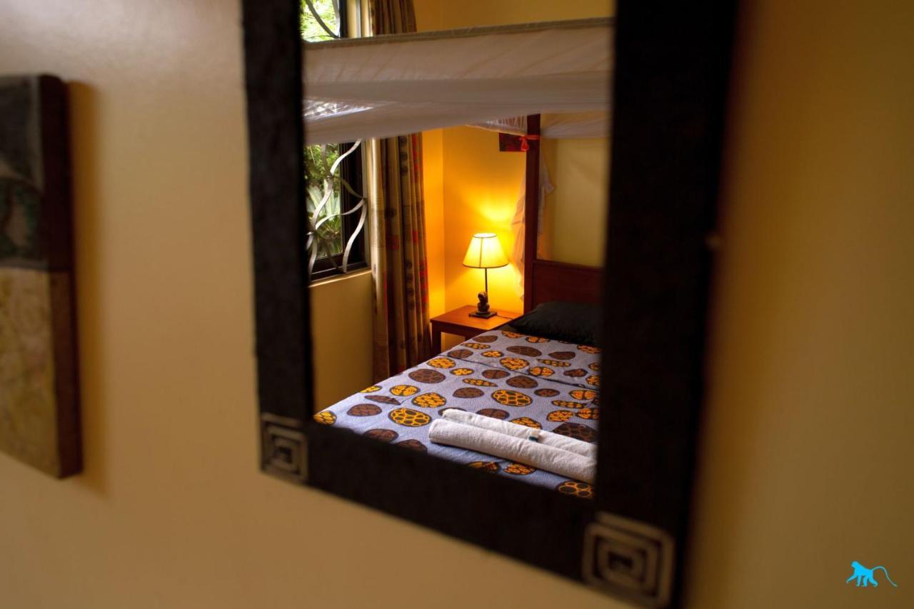 Bluemonkey Guesthouse Entebbe Bagian luar foto