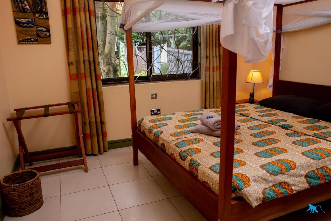 Bluemonkey Guesthouse Entebbe Bagian luar foto