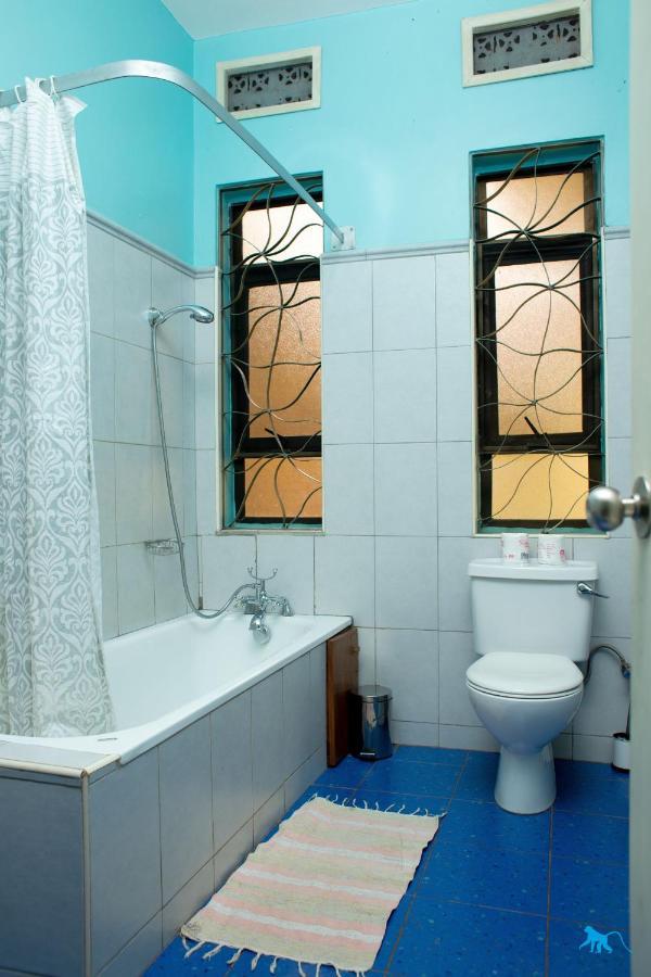 Bluemonkey Guesthouse Entebbe Bagian luar foto