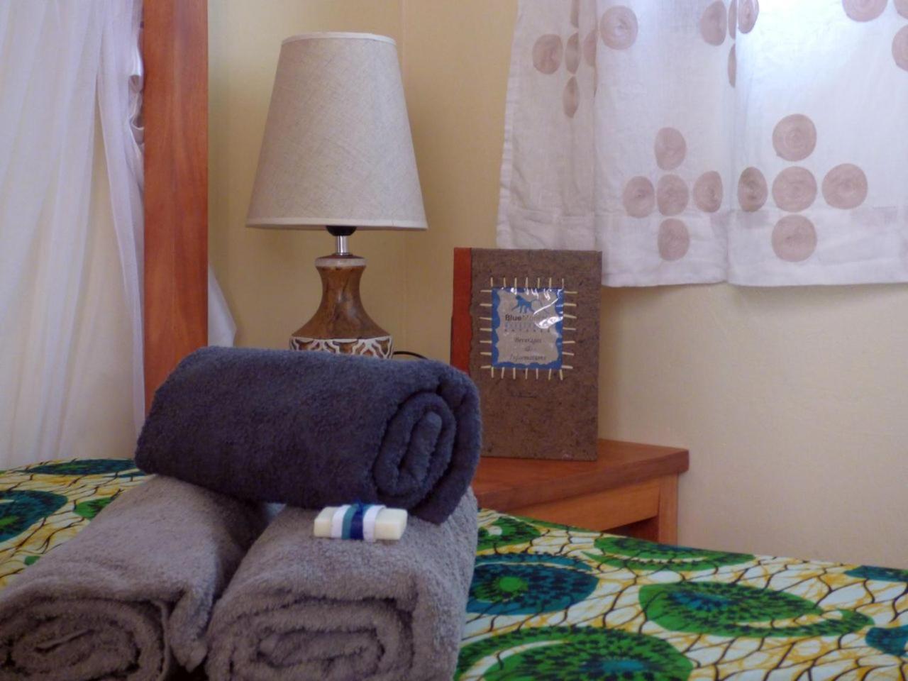 Bluemonkey Guesthouse Entebbe Bagian luar foto