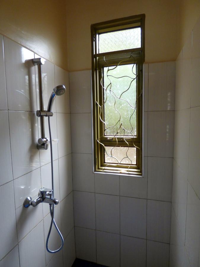 Bluemonkey Guesthouse Entebbe Bagian luar foto