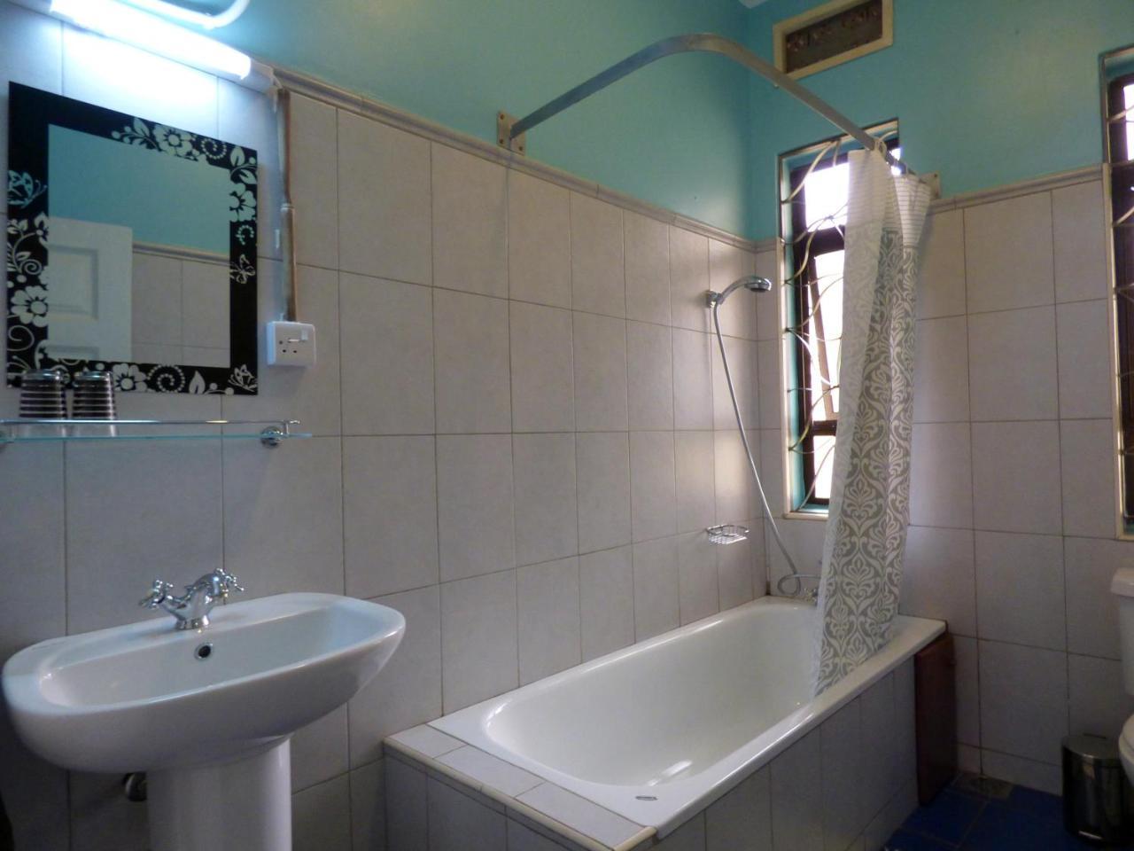 Bluemonkey Guesthouse Entebbe Bagian luar foto